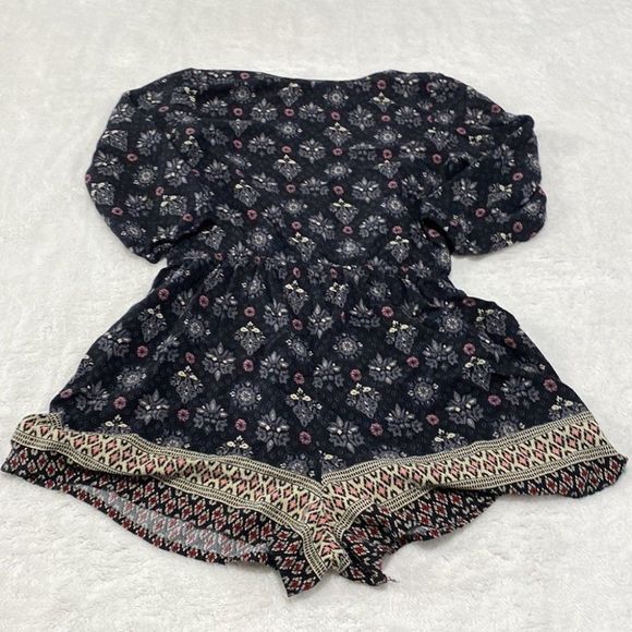 💜 Juniors Hollister Short Romper Jumpsuit Black Background w/ floral print L - Picture 8 of 8